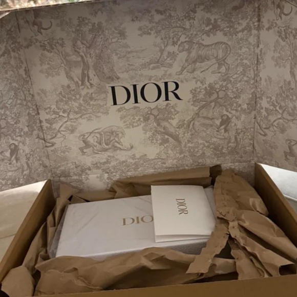 Dior make up bag with bonus gifts. - Picture 3 of 7